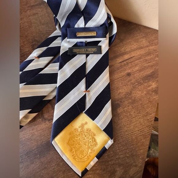Vintage Donald Trump‎ [President] Trump Blue/White 100% Silk Signature Tie - Picture 2 of 6
